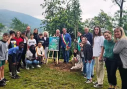 Sindaco e amministratori comunali accolgono i radazzi delle scuole e del CCR e gli organizzatori dell'inizitiva Bosco Diffuso al parco Francotto per la piantumazione di 5 alberi 